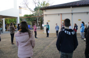 Turma realiza dinâmica de estudos no pátio para treinar estrutura frasal com o verbo mögen