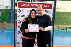 Professora do Instituto Ivoti participa de curso com o técnico de voleibol Spencer Lee