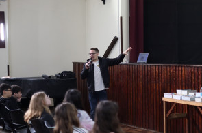 Autor Athos Beuren dialoga com alunos dos Anos Finais