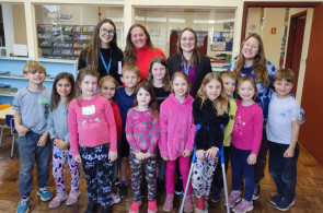 Turma do 1º ano vive momento de aprendizagem e inclusão na biblioteca