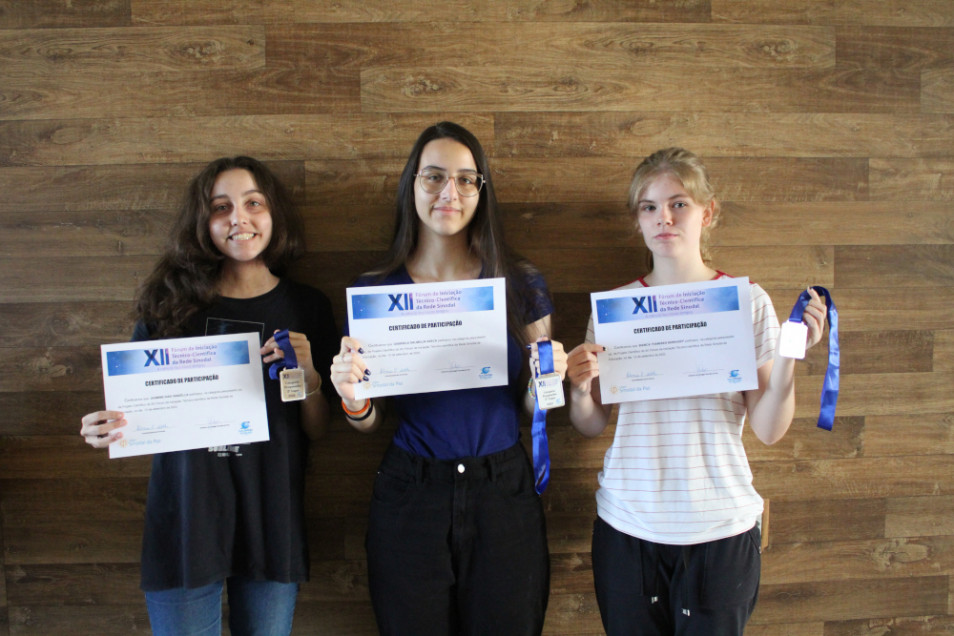 Estudantes do Ensino Médio recebem medalha de 2º lugar em Fórum da Rede Sinodal