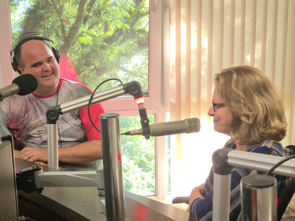 Diretora do Ensino Superior, Doris Gerber, participa de entrevista na Rádio União
