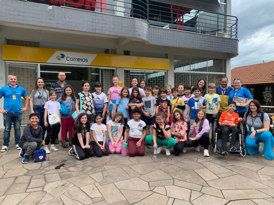 Turma do 4º ano B realiza visita aos Correios para envio de cartas como parte do estudo sobre Meios de Comunicação