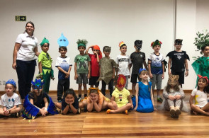 Crianças do 2º ano apresentam peça A Fábula do Beija-Flor para as famílias