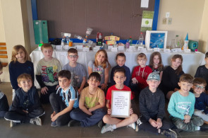 Crianças da turma do 2º ano criam brinquedos e objetos com plástico descartado