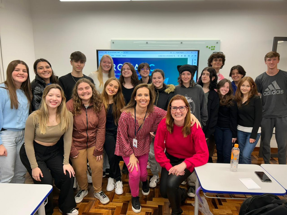 Estudantes do Curso Técnico em Design Gráfico receberam a sócia da RomaBC e Co-fundadora da Green+
