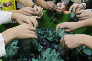 Turma do Ensino Médio cria cumbucas reciclando bandejas de ovos