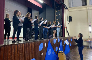 Turmas de 6º ao 9º ano realizam homenagem para os Pais