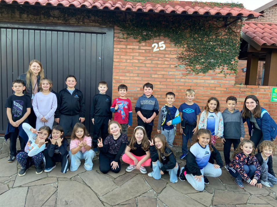 Turma do 1º ano do Instituto Ivoti realiza passeio pelo entorno da escola