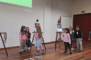 Turma apresenta o projeto Brincando de Brincar durante Assembleia da Educação Infantil