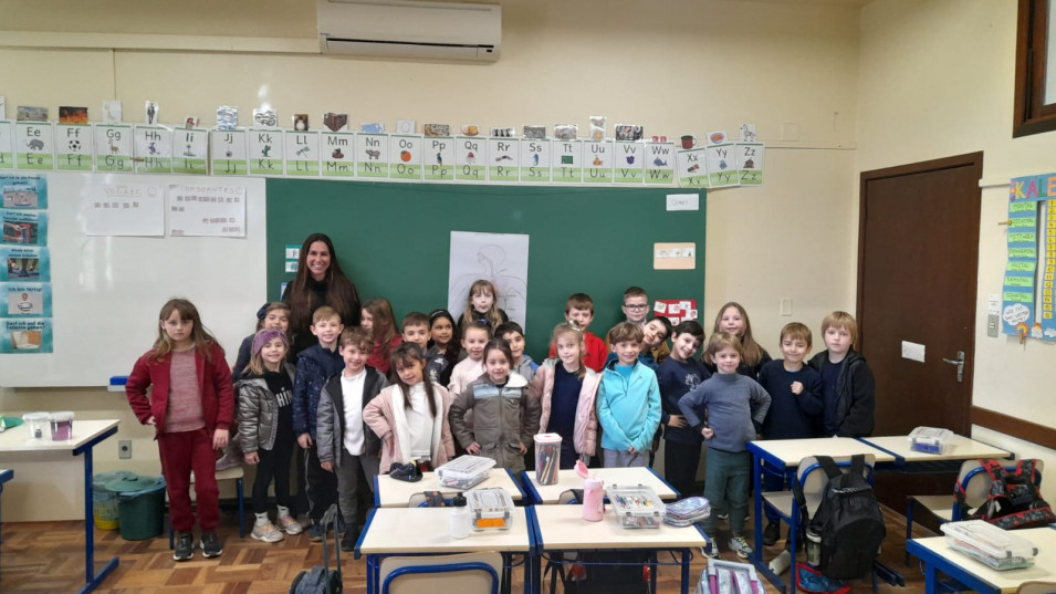 Turma do 1º ano recebe visita de nutricionista para falar sobre frutas