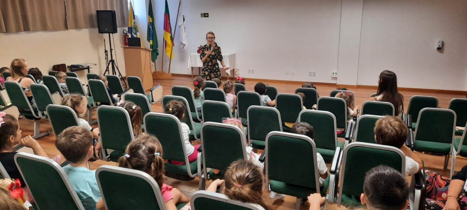 Turmas em Assembleia no Instituto Ivoti receberam a professora Vera Hoffmann