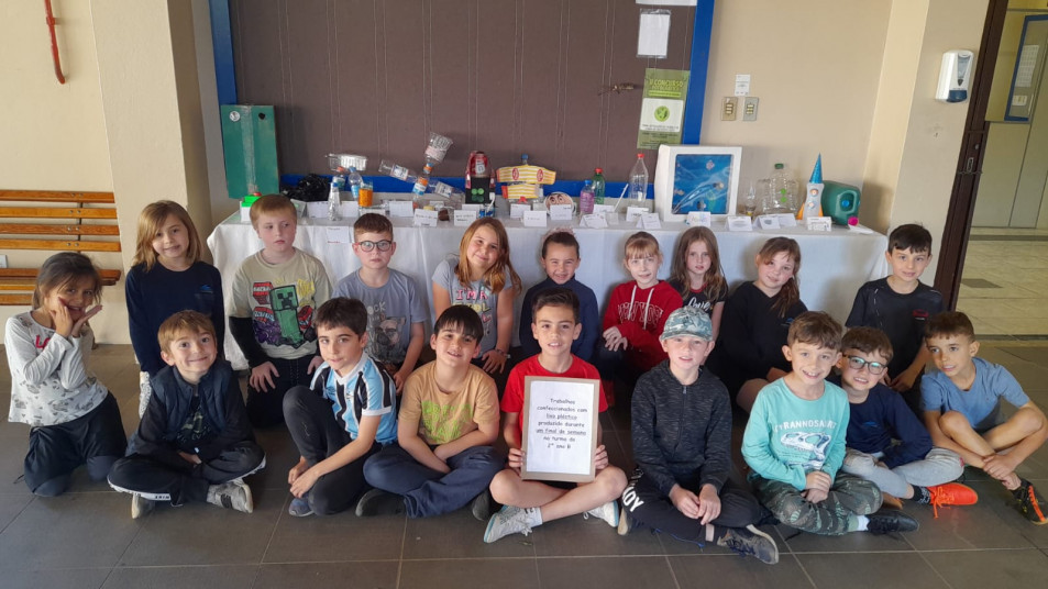 Crianças da turma do 2º ano criam brinquedos e objetos com plástico descartado