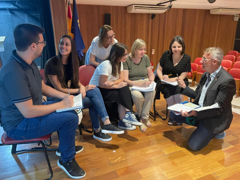 Professora Débora Bender Participa de Formação em Debate no Colégio Cruzeiro