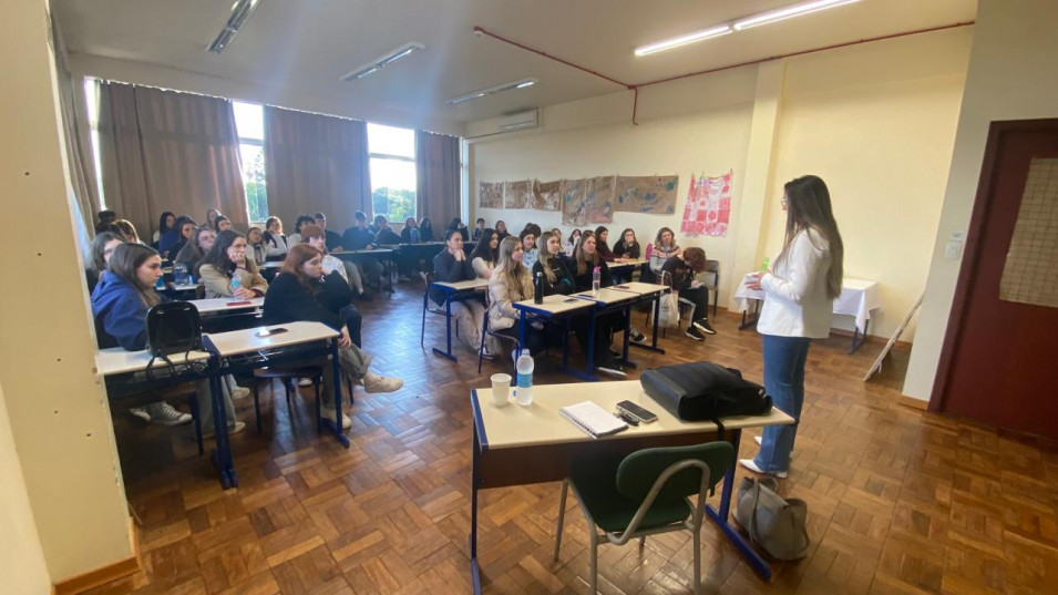 Estudantes do Técnico em Design Gráfico recebem egressa da instituição para um bate-papo