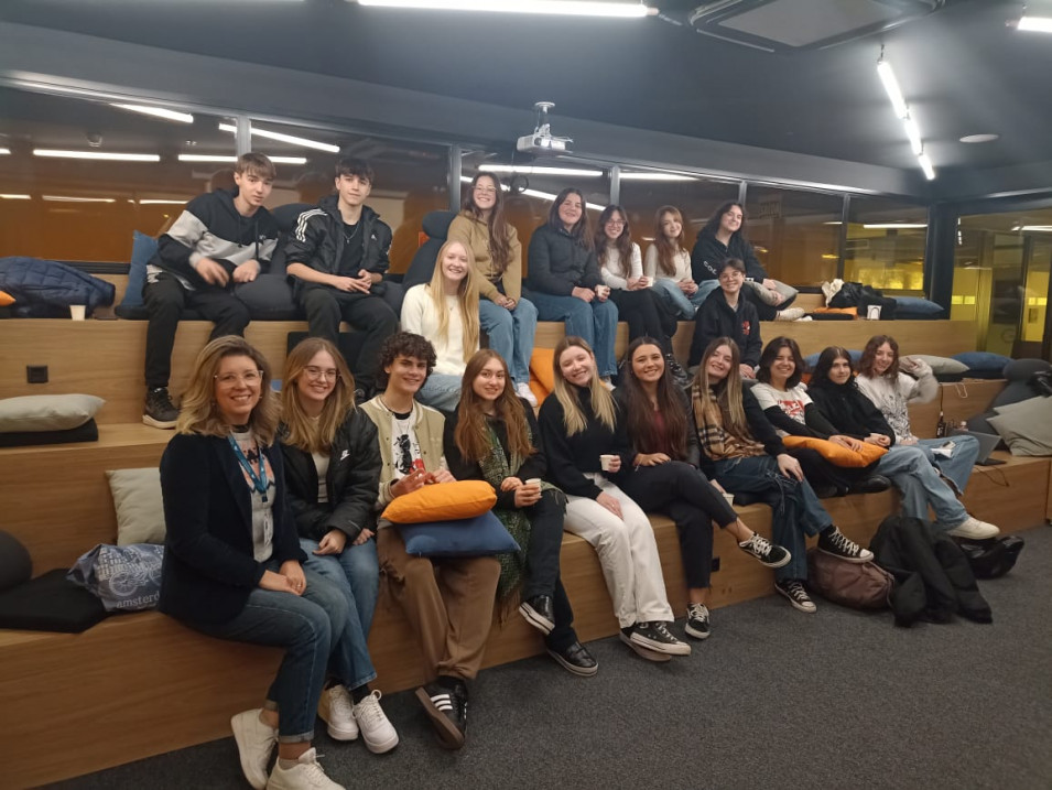 Alunos do Curso Técnico em Design Gráfico realizam visita à Empresa Cadastra
