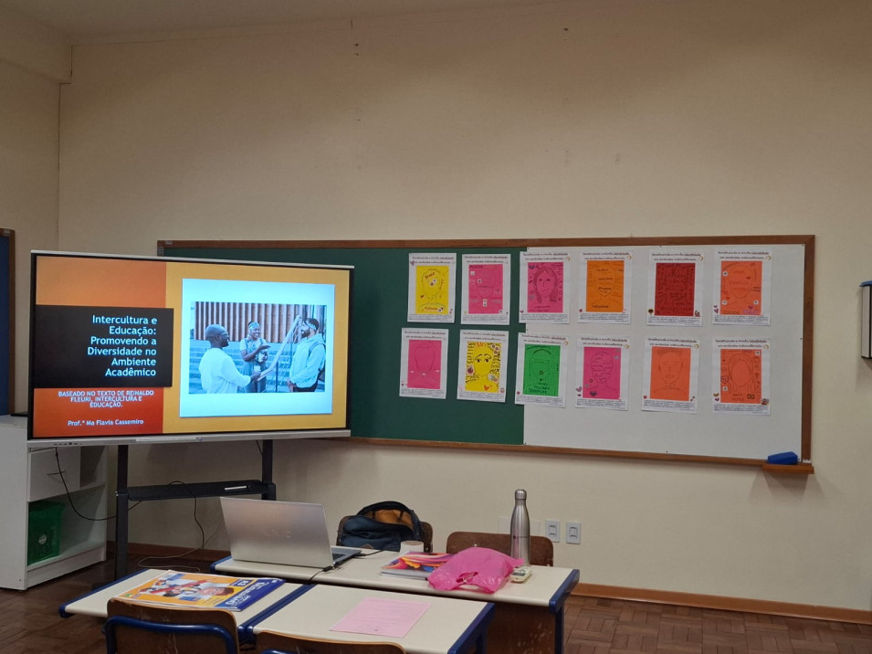 Acadêmicos Refletem Sobre Identidade e Diversidade Cultural em Atividade Interdisciplinar