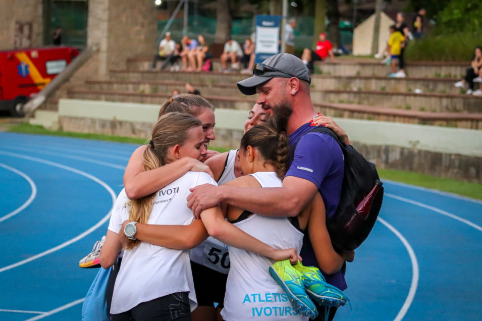 Atletas do Instituto Ivoti / Equipe Municipal de Atletismo conquistam medalhas em campeonatos estaduais