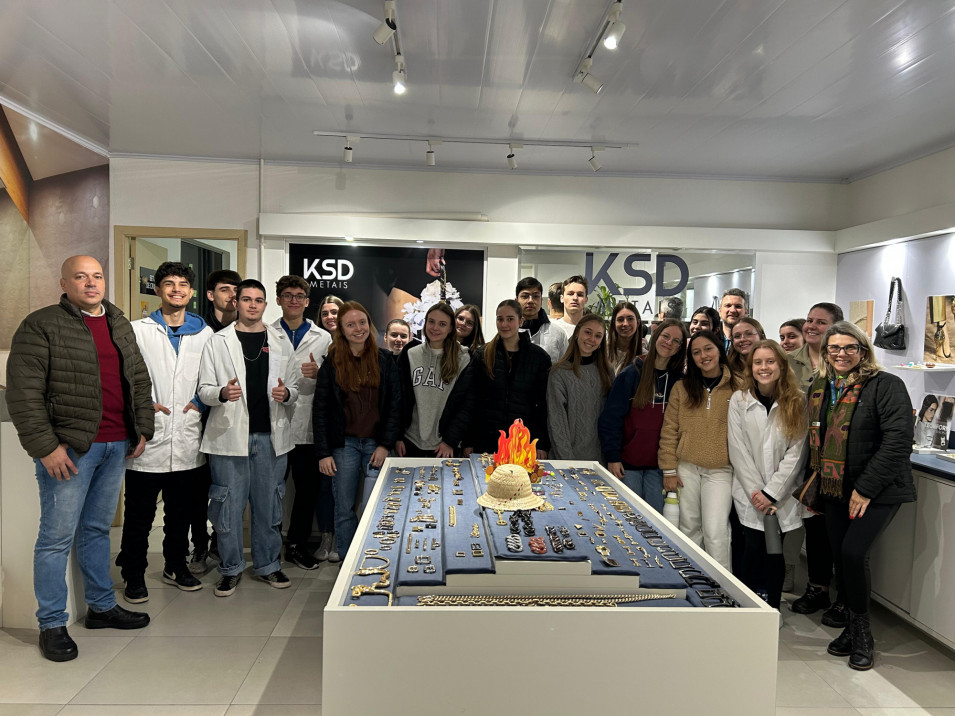 Visita técnica à KSD Metais conecta teoria e prática para estudantes do Itinerário de Raciocínio Humano e Sustentabilidade
