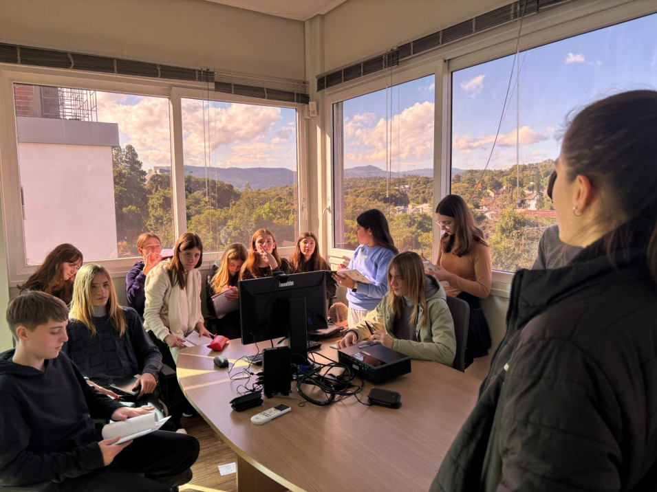 Alunos do 8º Ano Bilíngue vivenciam na prática conceitos de matemática financeira