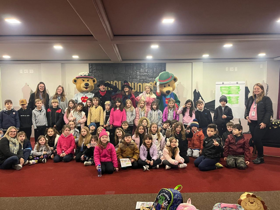 Turma do 1º ano realiza passeio de estudos em Gramado como parte de projeto interdisciplinar sobre moradias