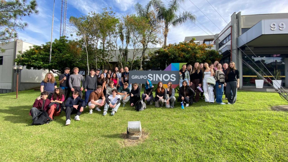 Alunos do Curso Técnico de Design Gráfico realizam visita técnica ao Grupo Sinos