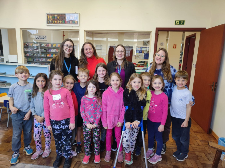 Turma do 1º ano vive momento de aprendizagem e inclusão na biblioteca