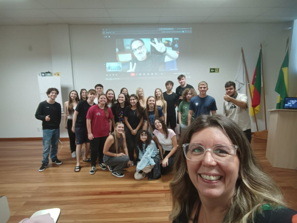 Profissional compartilha experiências com alunos de Design Gráfico