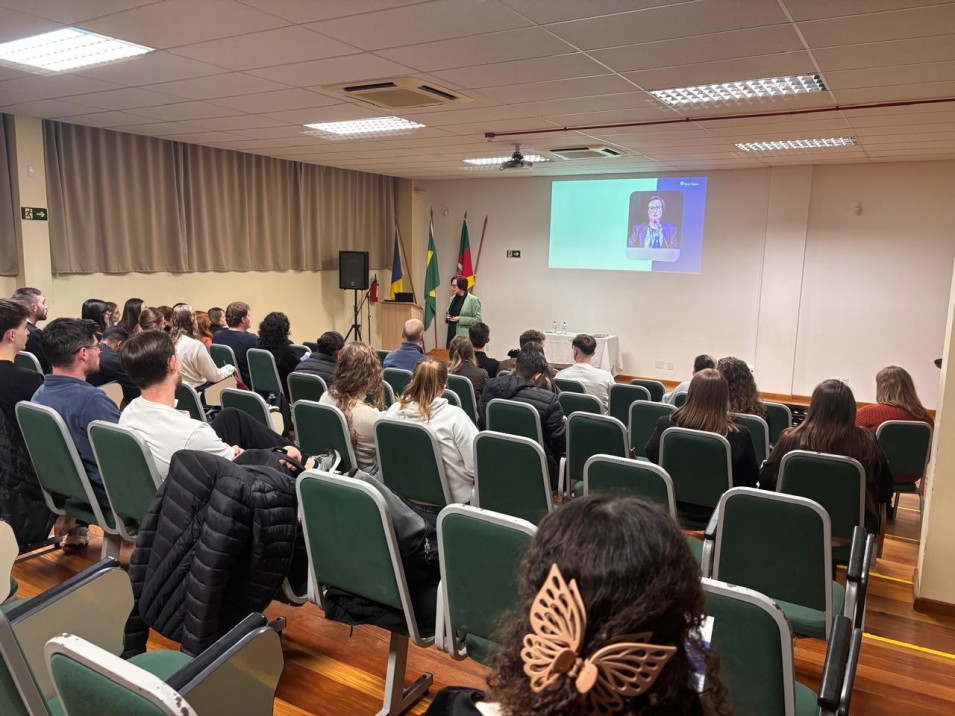 Alemão que abre portas: Estudantes de Letras conhecem possibilidades de formação e atuação profissional