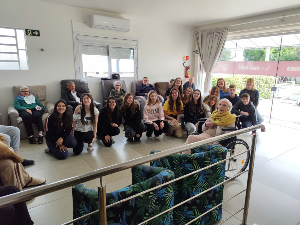 Alunos do 9º ano do Currículo Bilíngue promovem encontro entre gerações no Lar Dona Carmelita