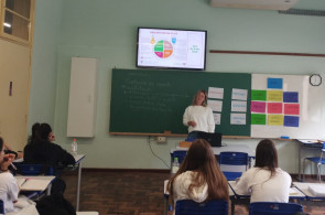Acadêmica de nutrição conversa com estudantes do Ensino Médio do Instituto Ivoti