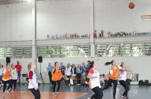 Turmas do Ensino Médio e do Ensino Fundamental II tem jogos de basquete durante as interséries