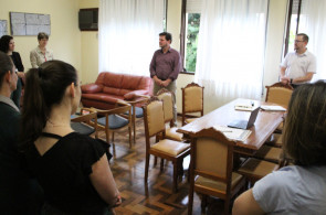 Professores organizam homenagem surpresa pelo Dia do Diretor Escolar