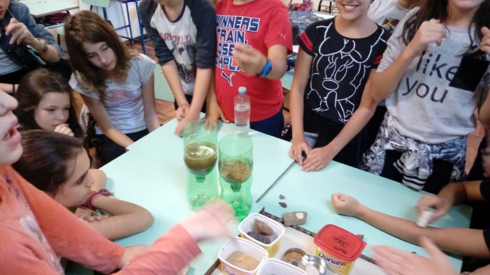 Resultado de imagem para imagens de alunos aprendendo com uma aula diferenrte